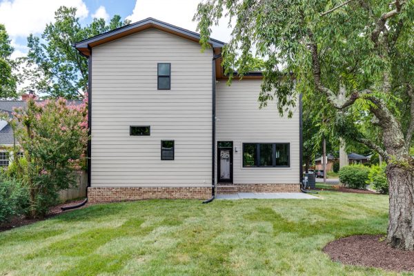 Rear yard of new contemporary home by Richmond Hill Design-Build